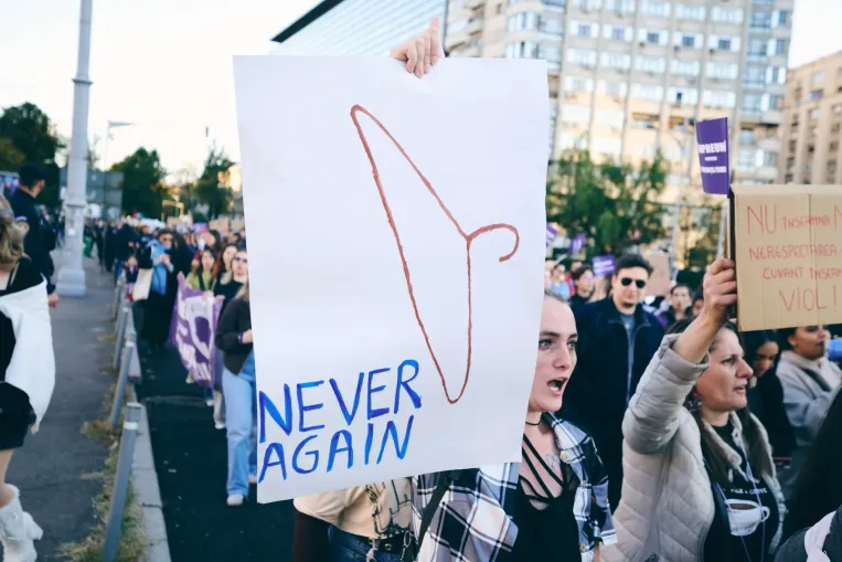 Legálisnak legális, csak épp nem hozzáférhető az abortusz Romániában
