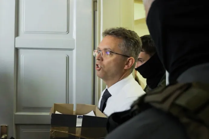„Az ügyészség nem engedte, hogy nyilatkozzak, ennyit a szólásszabadságról” – kiabálta a tárgyalásról távozó Hankó Balázs