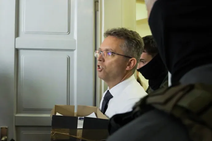 „Az ügyészség nem engedte, hogy nyilatkozzak, ennyit a szólásszabadságról” – kiabálta a tárgyalásról távozó Hankó Balázs
