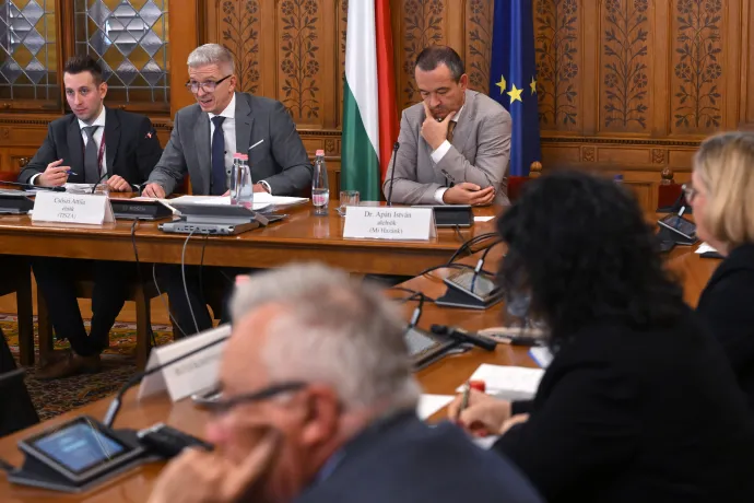 Csőszi Attila, a testület Tisza párti elnöke a Magyar Nemzeti Bank működésével kapcsolatos visszaéléseket feltáró országgyűlési vizsgálóbizottság ülésén az Országházban 2026. október 1-jén – Fotó: Bruzák Noémi / MTI