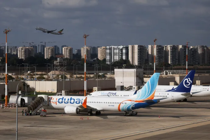 A Flydubai légitársaságnak a szaúd-arábiai Tabúkból érkező mentesítő repülőgépe a tel-avivi Ben-Gurion Nemzetközi Repülőtéren 2026. szeptember 30-án – Fotó: Ammar Awad / Reuters