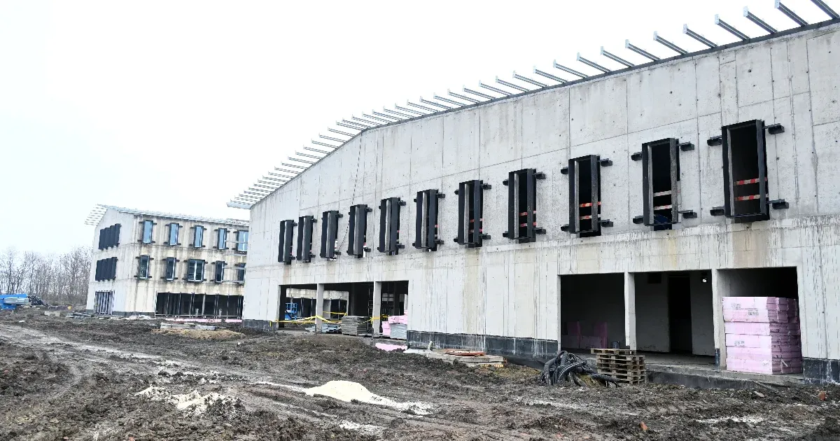 A honvédelmi miniszter szerint 2,5 milliárd forint megtakarításra számíthatnak a felesleges munkálatok leállításával