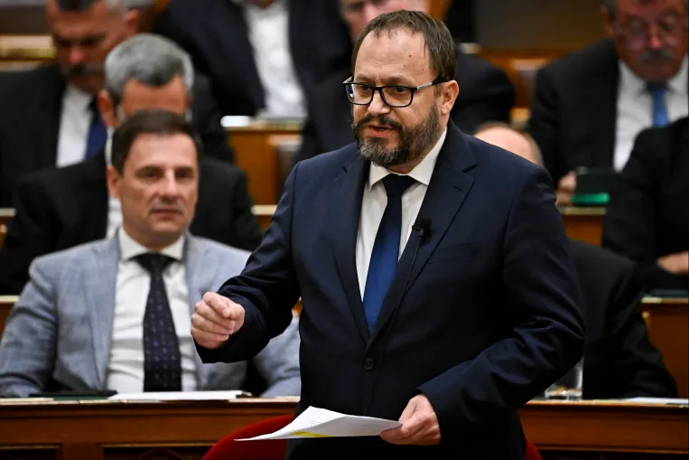 Egyre egyértelműbb, hogy akkor emelhet jelentősen béreket a kormány, ha valahonnan elvesz