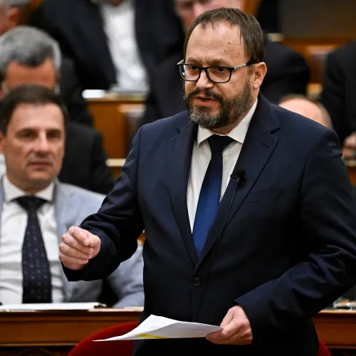 Egyre egyértelműbb, hogy akkor emelhet jelentősen béreket a kormány, ha valahonnan elvesz