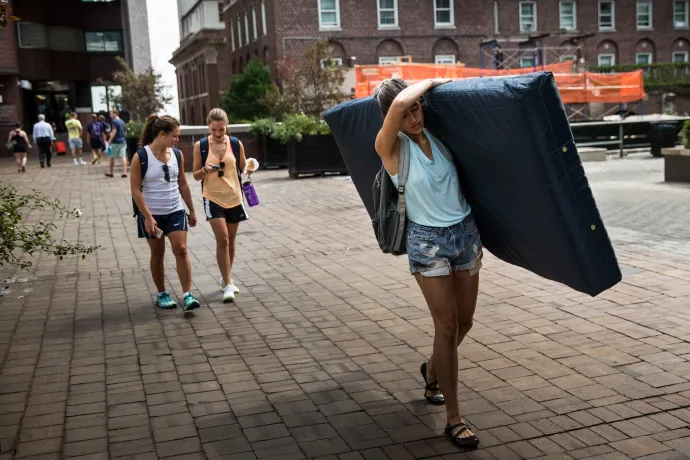 Emma Sulkowicz cipeli a matracát tiltakozásul a Columbia Egyetem campusán 2015-ben. A tiltakozó performanszot addig tervezte, amíg az erőszaktevőjét ki nem teszi az intézet – Fotó: Andrew Burton / Getty Images / AFP