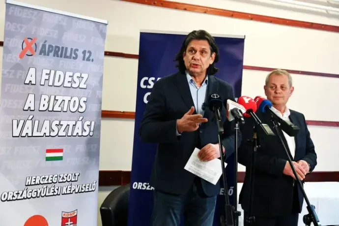 Tamás Deutsch at a press conference held ahead of the Fidesz–KDNP rally in Cibakháza during the election campaign on March 6, 2026. Next to him is Zsolt Herczeg, Fidesz member of Parliament for Törökszentmiklós and the region, constituency president, and candidate for Parliament – Photo: János Mészáros / MTI