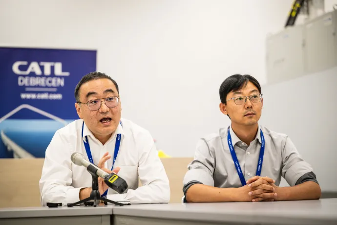 Sen Feng, a CATL európai működéséért felelős ügyvezető igazgatója és Csin Liang, a CATL Debrecen gyárigazgatója – Fotó: Alföldi Dániel István / Telex