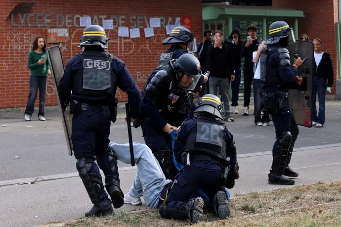 Bezárt több száz francia iskola, a kormány szerint 40 iskolaigazgató megsérült a diáktüntetéseken