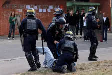 Bezárt több száz francia iskola, a kormány szerint 40 iskolaigazgató megsérült a diáktüntetéseken