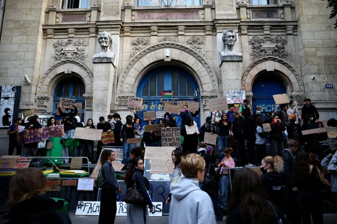 Francia diákok a Lycée Voltaire középiskola előtt 2026. október 2-án – Fotó: Sarah Meyssonnier / Reuters