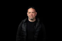 Fél disznót és egy névre szóló hentesbárdot kap a legfurább irodalmi díj nyertese