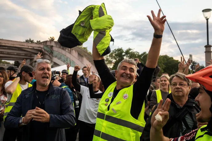 Ilija Srdanović, az Egyetemista Lista – az Egyetemisták Győznek választási lista vezetője üdvözli a résztvevőket egy nagygyűlésen, 2026. szeptember 26-án, Kragujevacban – Fotó: Marko Djurica / Reuters