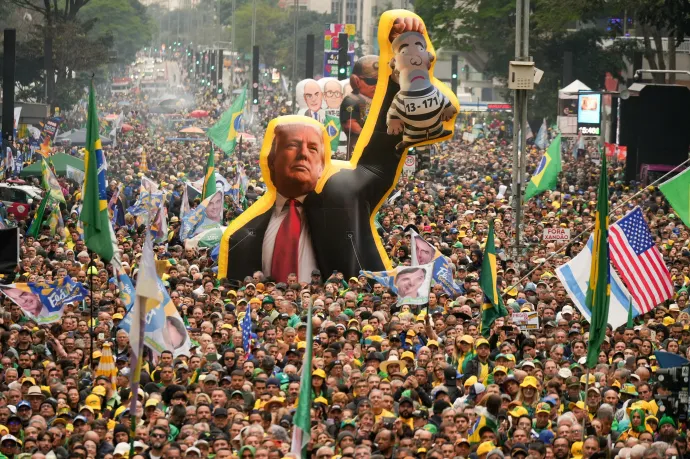 Trump-figura Flávio Bolsonaro kampányrendezvényén São Paulóban 2026. szeptember 7-én – Fotó: Alexandre Meneghini / Reuters