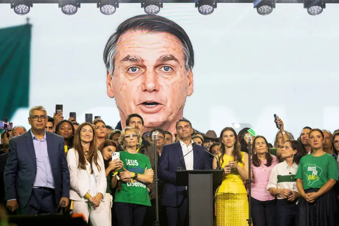 Jair Bolsonaro volt brazil elnök MI-mása a háttérben, miközben Flávio Bolsonaro beszél a brazil Liberális Párt országos kongresszusán São Paulóban 2026. július 25-én – Fotó: Bia Borges / File Photo / Reuters