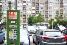 A főváros szerint az egységes parkolási rendszerben kamerás autók válthatják a parkolóőröket