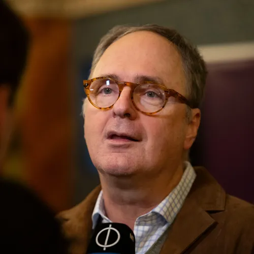 „Letartóztatták a kollégáit, visszamegy Magyarországra?” – magyar filmesek kérdezték fel Káel Csabát egy barcelonai filmfesztiválon