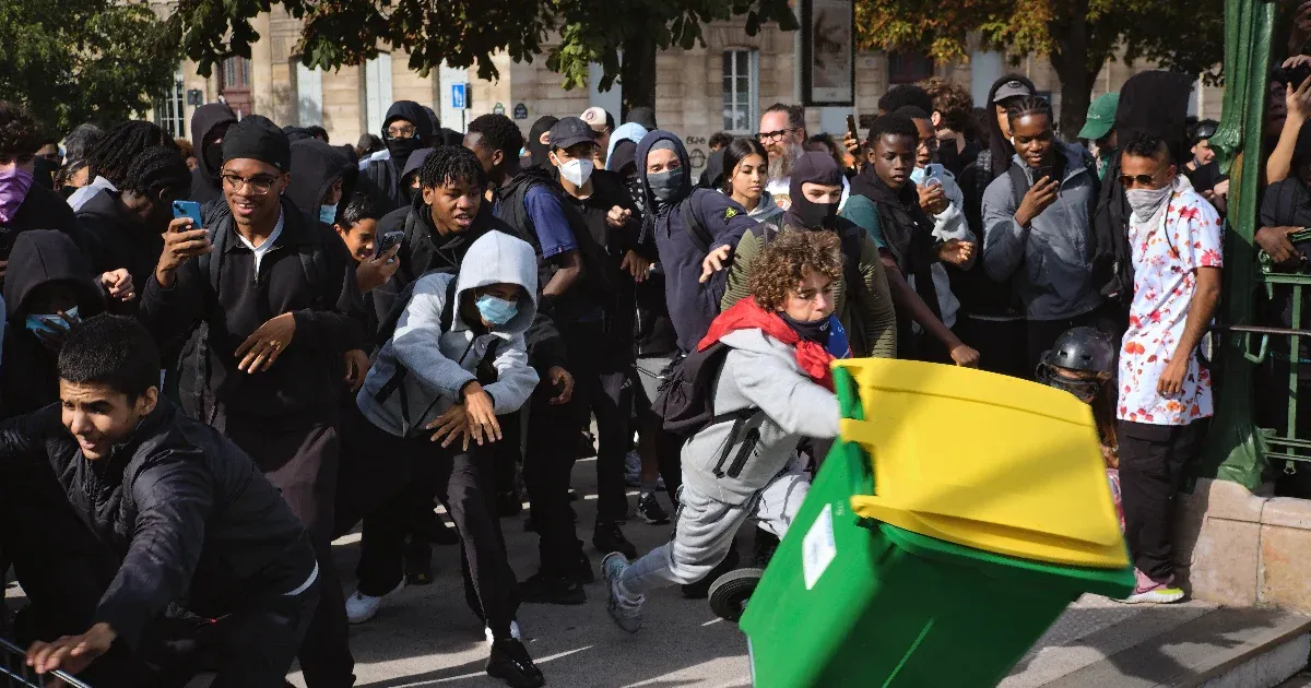 Rohamrendőrökkel összecsaptak diákok Franciaországban