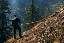 Mindent megtesznek, hogy eloltsák az erdőtűzet a Retyezátban