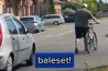 A rendőrség szerint úgy biztonságos, ha a stoptáblánál leszállunk a bicikliről, és áttoljuk a kereszteződésen
