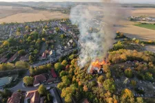 Teljesen kiégett a radostyáni református templom és a fa harangtornya