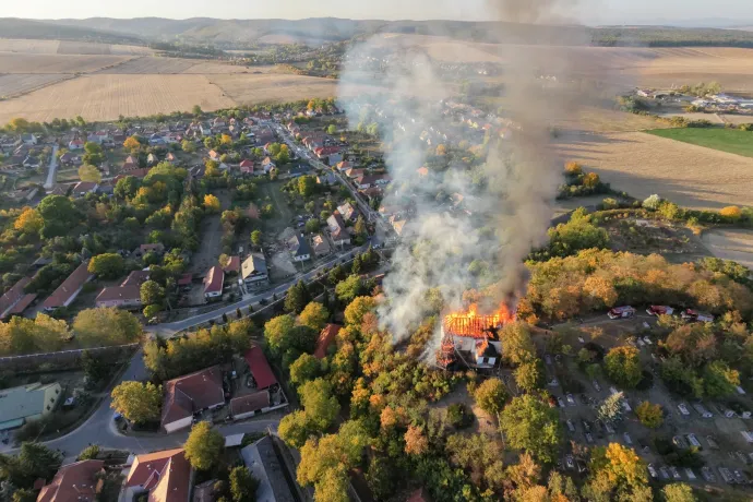 Teljesen kiégett a radostyáni református templom és a fa harangtornya
