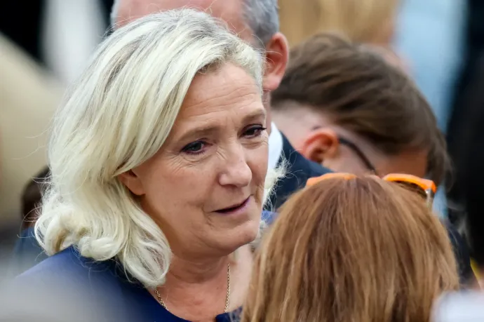 Marine Le Pen azok után is bízik pártja elnökében, hogy antiszemita üzenetek kerültek ki tőle