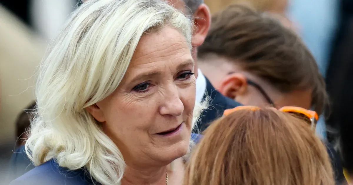Marine Le Pen bízik Jordan Bardellában, annak ellenére, hogy antiszemita üzenetváltásokat tettek közzé ellene Marine Le Pen bízik Jordan Bardellában, annak ellenére, hogy antiszemita üzenetváltásokat tettek közzé ellene