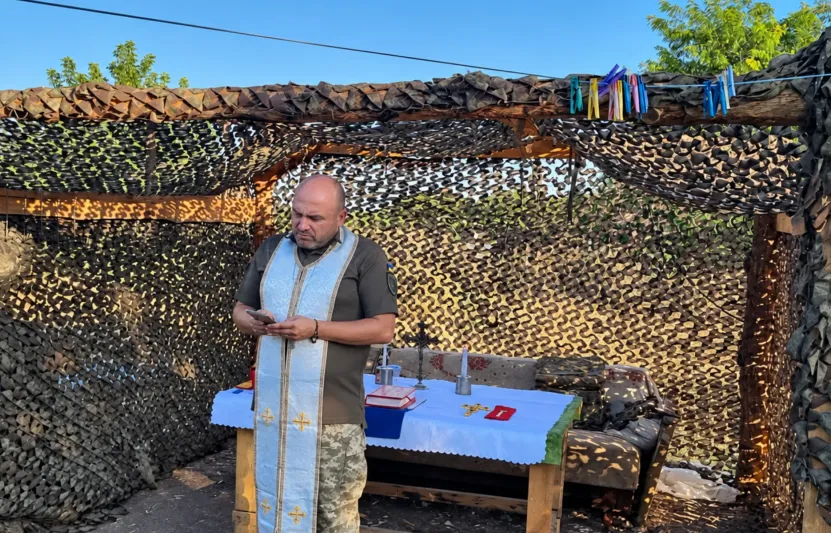 „Elődeink segítenek ebben a háborúban” – Az ukrán–orosz frontvonal egy katonai lelkész szemével
