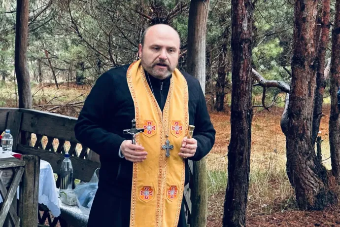„Elődeink segítenek ebben a háborúban” – Az ukrán–orosz frontvonal egy katonai lelkész szemével