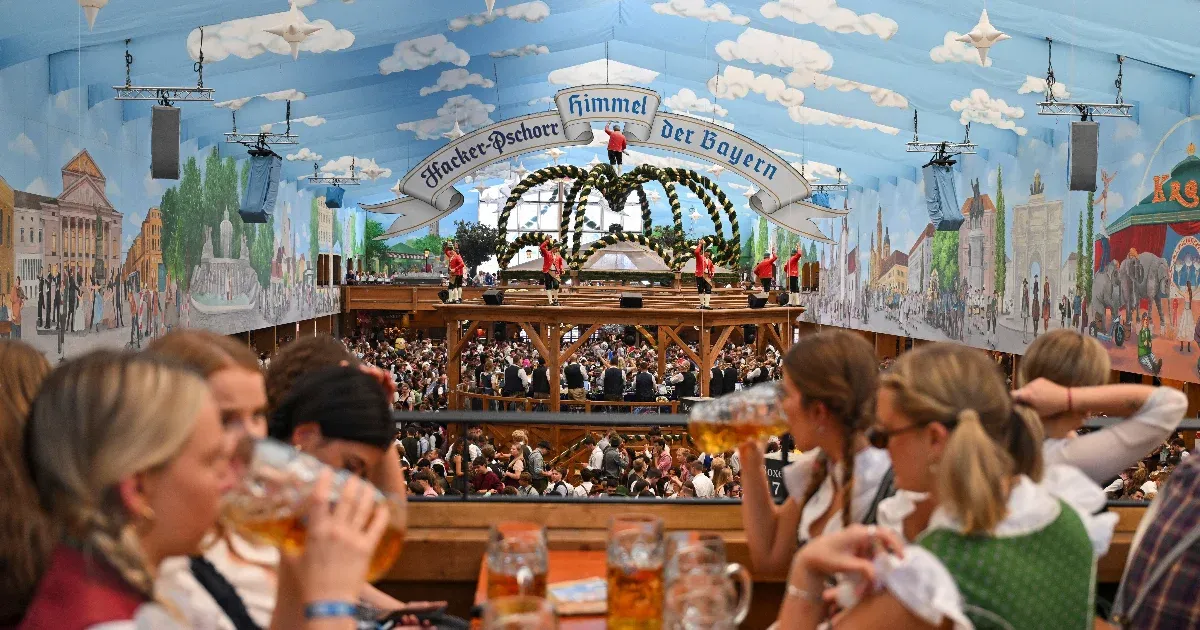 Rövidnadrágot adnak a nőknek az Oktoberfesten, annyian fotóznak be a szoknyájuk alá