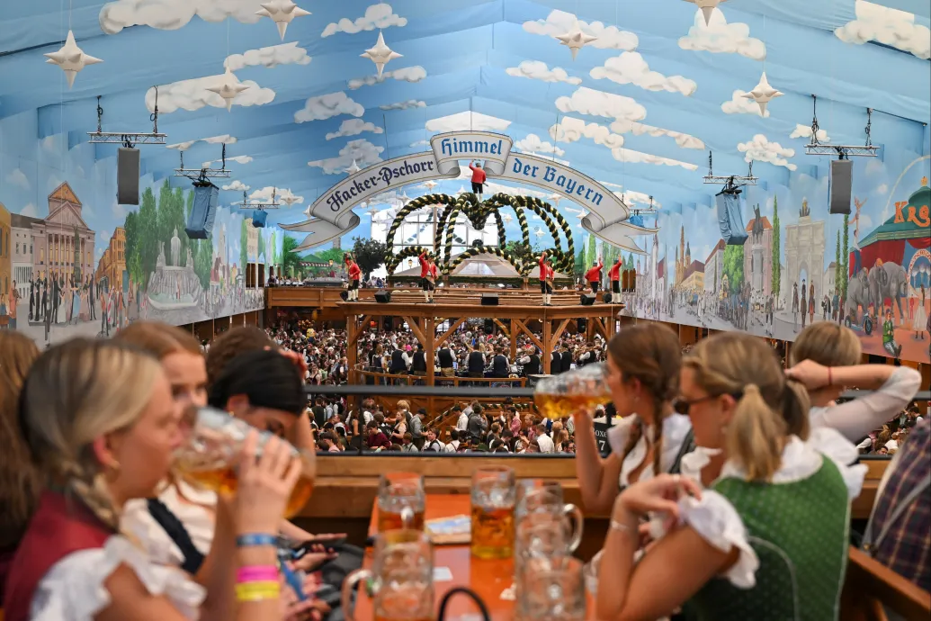 Rövidnadrágot adnak a nőknek az Oktoberfesten, hogy ne tudjanak bekamerázni a szoknyájuk alá