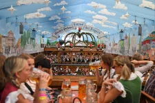Rövidnadrágot adnak a nőknek az Oktoberfesten, annyian fotóznak be a szoknyájuk alá
