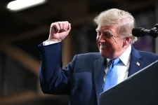 Annyira összevesztek az óraátállításon, hogy Trump kiposztolta egy republikánus szenátor telefonszámát