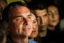 A jobboldali Flávio Bolsonaro ugyan nyert Brazíliában, de az elnökségről a második forduló dönt majd