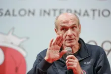 Gyertyás megemlékezéssel játszották el egy újságíró halálát Georgescu támogatói