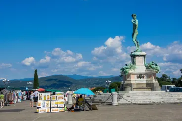 Gázpalackot találtak a firenzei Dávid-szobor alatt, rajta kiálló vezetékekkel