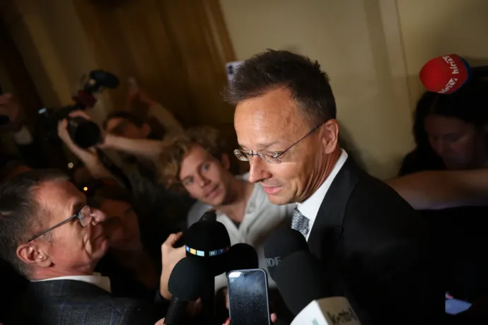 Majd a politikusok nyilatkoznak politikai kérdésekben – mondta Szijjártó Péter, miután három órán át faggatták a nemzetbiztonsági bizottság meghallgatásán