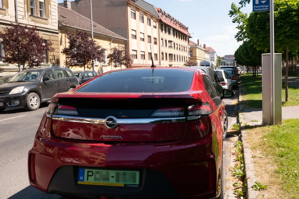 November végéig kell lecserélni a zöld rendszámtáblát a plug-in hibrid autókon
