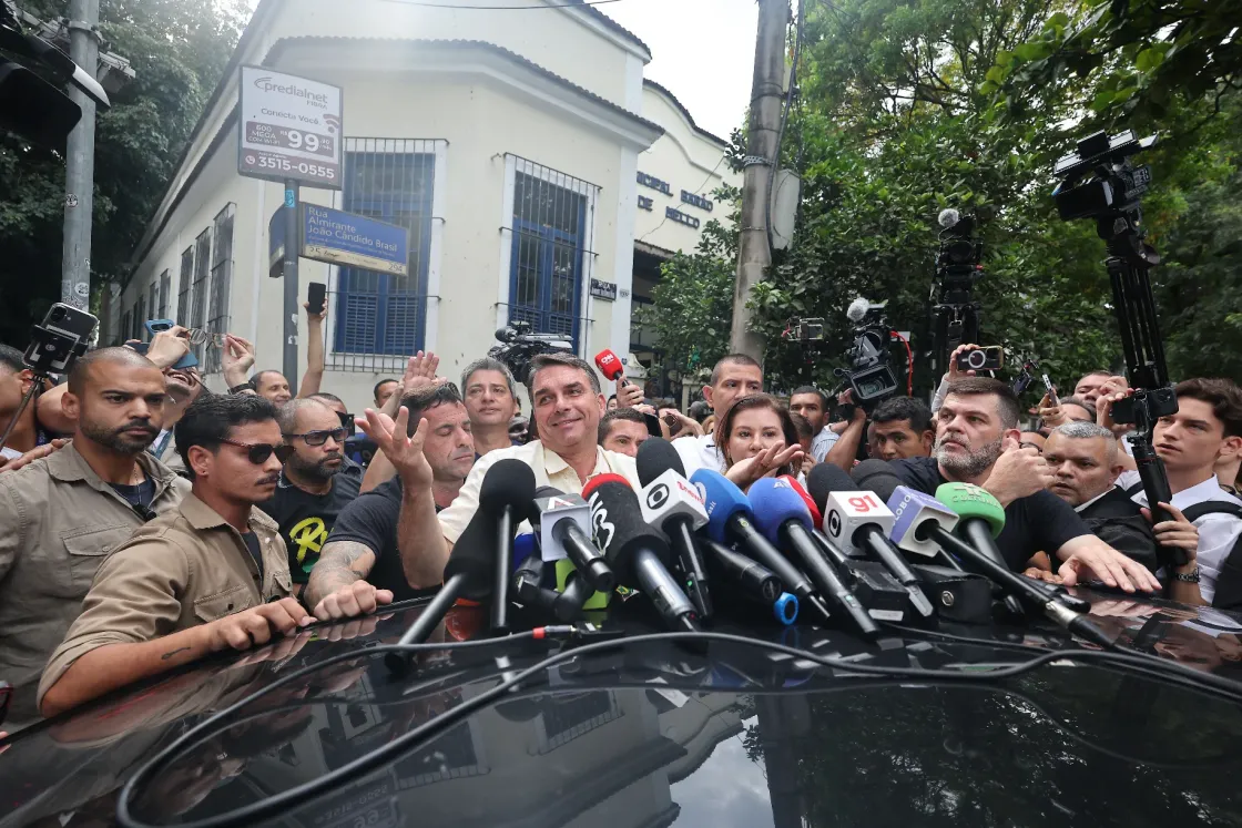 Flávio Bolsonaro rácáfolt a felmérésekre a győzelmével, és ha elnökké választják, kegyelmet adna az apjának