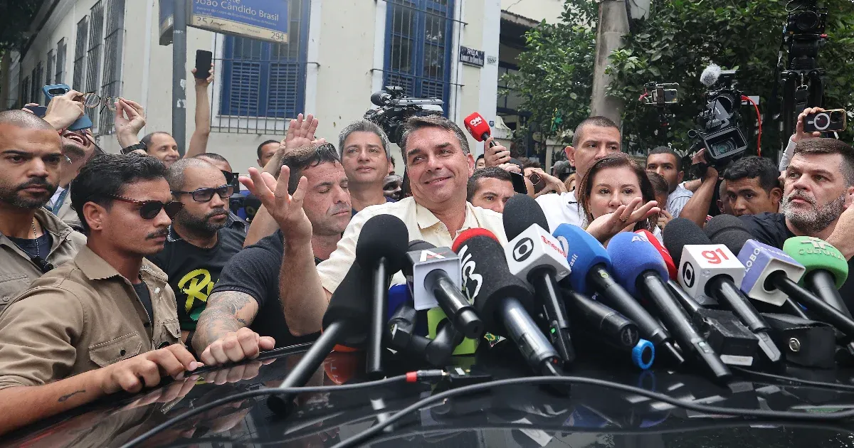 Flávio Bolsonaro rácáfolt a felmérésekre a győzelmével, és ha elnökké választják, kegyelmet adna az apjának