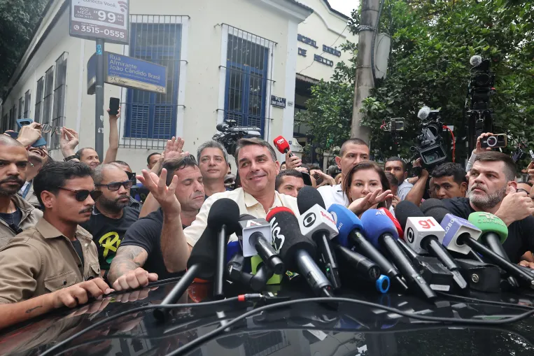 Flávio Bolsonaro rácáfolt a felmérésekre a győzelmével, és ha elnökké választják, kegyelmet adna az apjának