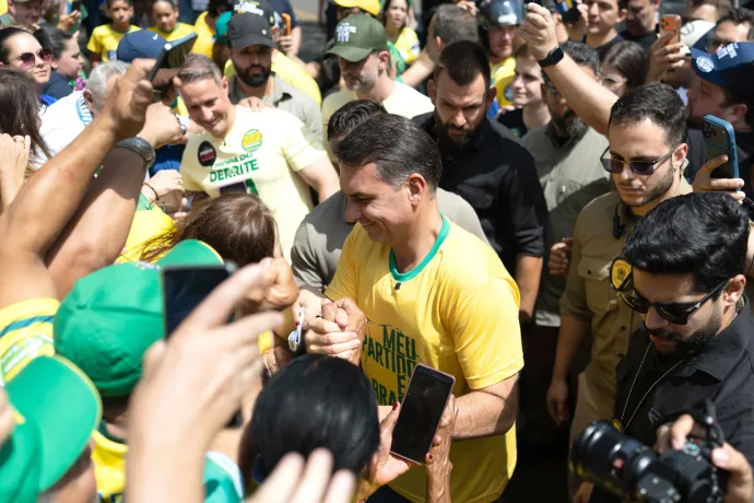 Flávio Bolsonaro támogatóival találkozik egy kampányeseményen a São Paulo állambeli Santa Bárbara d'Oestéban 2026. október 3-án – Fotó: Isaac Fontana / EFE / EPA / MTI
