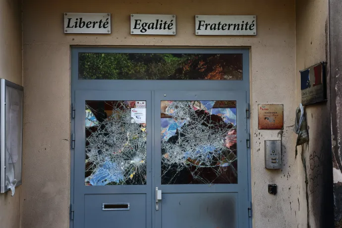 Tüntetők egy párizsi középiskola épületét is megrongálták – Fotó: Yves Herman / Reuters