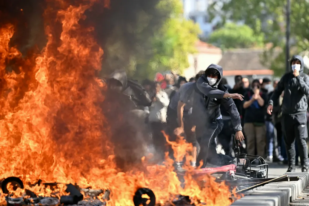 Auracsatától a kilőtt fogakig és gyújtogatásig – egyre durvulnak a francia diáktüntetések