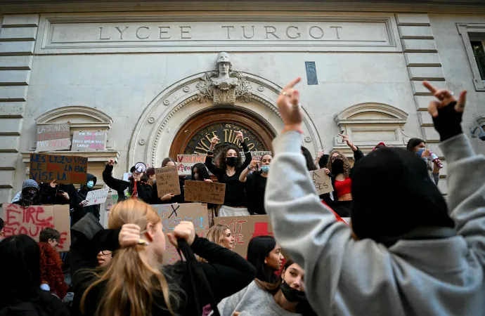 Tiltakozó diákok blokád alá vesznek egy párizsi középiskolát, 2026. október 5-én – Fotó: Lou Benoist / AFP