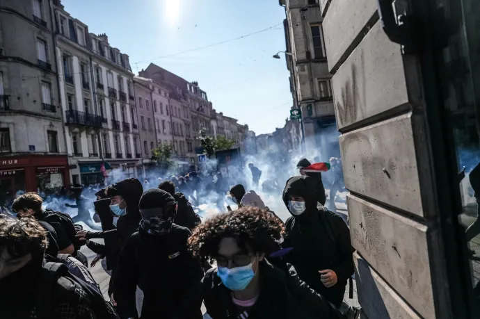 Rendőrségi könnygázgránát miatt veszíthette el a kezét egy 15 éves diáktüntető Franciaországban