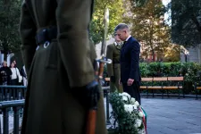 A Kossuth téren, majd a Batthyány-örökmécsesnél emlékeztek meg Magyar Péterék az aradi vértanúkról