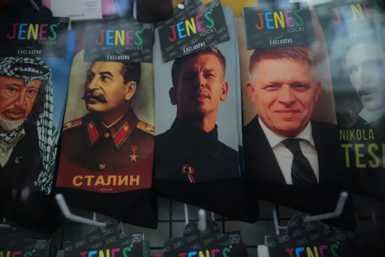 Sztálin és Fico közé keveredett Magyar Péter egy belgrádi zokniboltban