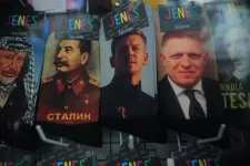 Sztálin és Fico közé keveredett Magyar Péter egy belgrádi zokniboltban
