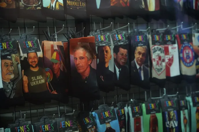 A fotón többek közt a szexragadozó Jeffrey Epstein, Magyar Péter, John F. Kennedy volt amerikai elnök és Orbán Viktor is látható – Fotó: Barna-Lipkovski Miklós / olvasónk